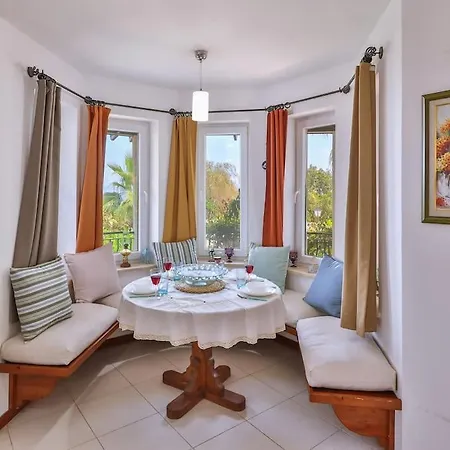 Villa Asterion, Peninsula